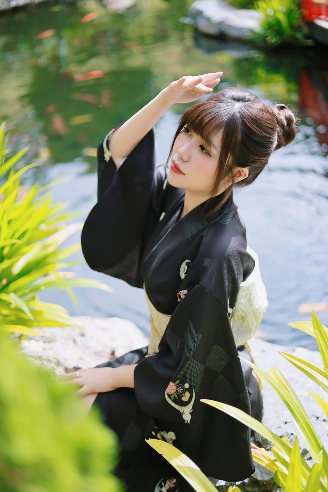 Khách mặc kimono đen bên hồ