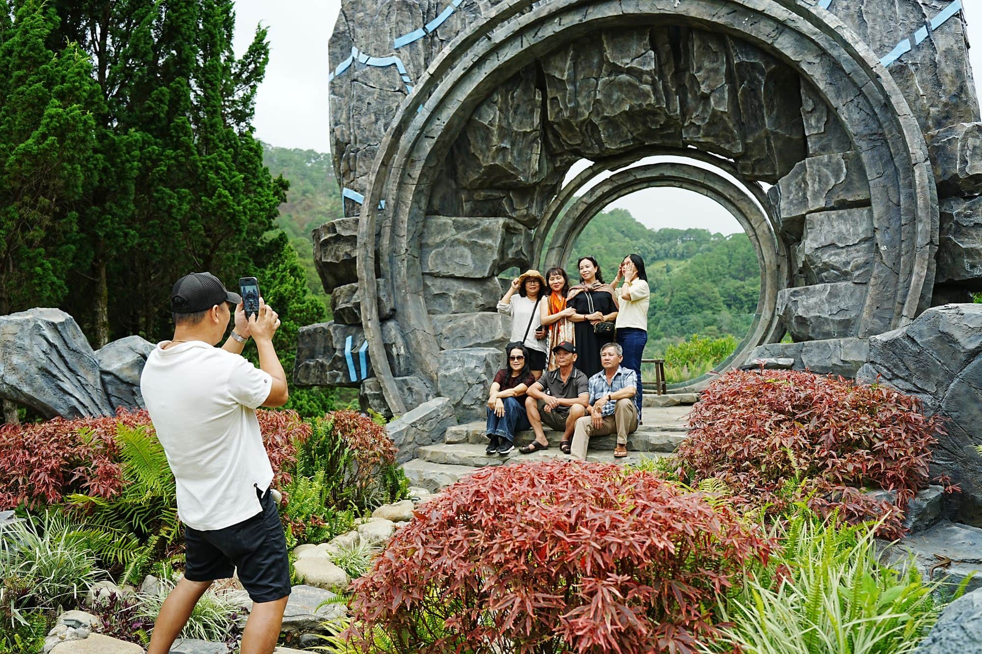 Cổng đá trăng tròn