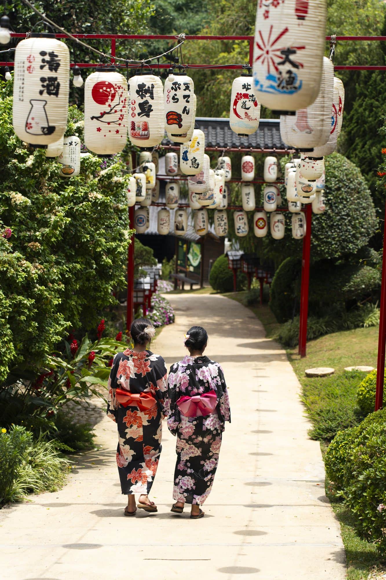 Hai bạn mặc yukata đi dưới lối đèn lồng
