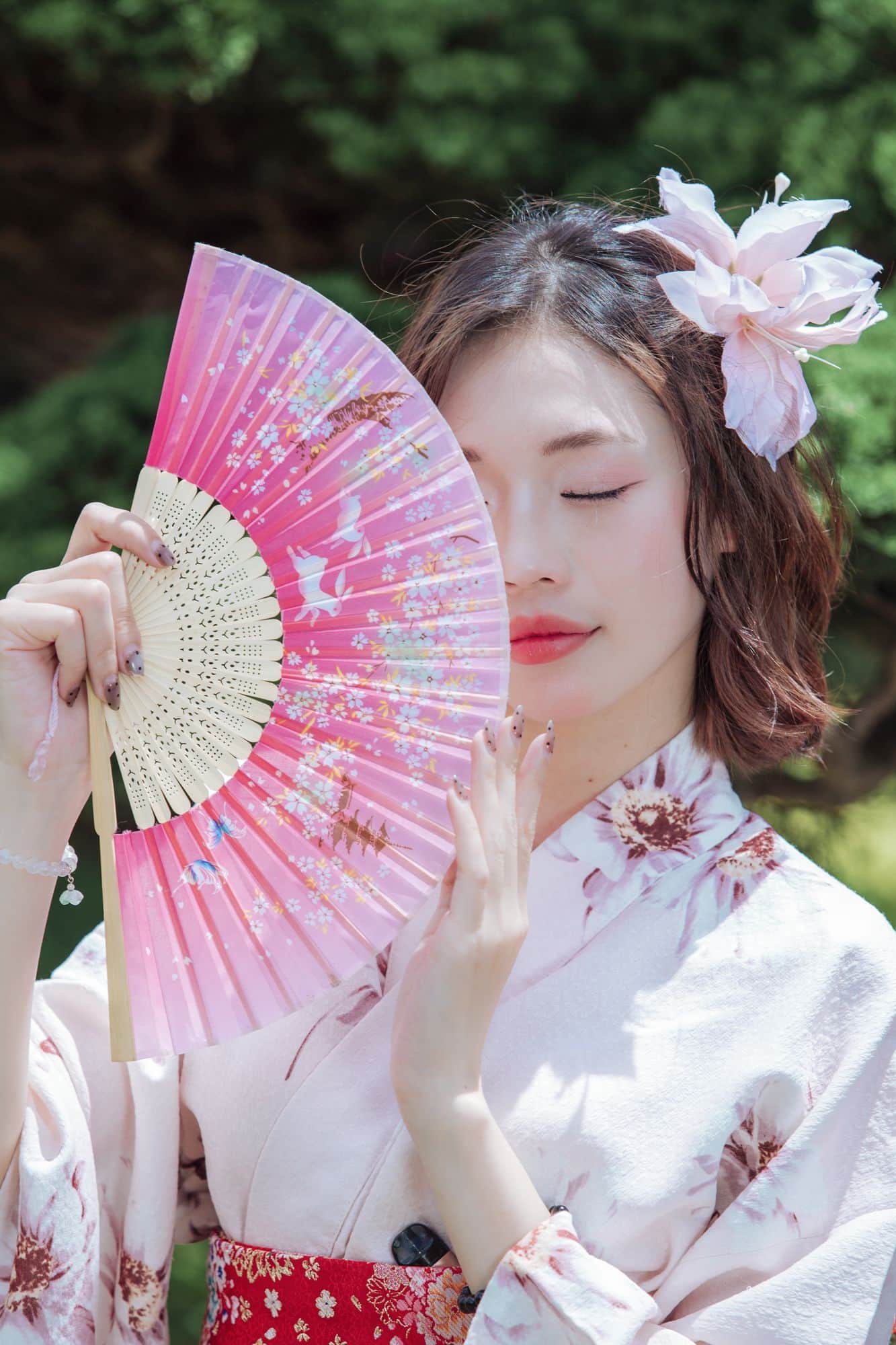 Cô gái mặc yukata che quạt hồng