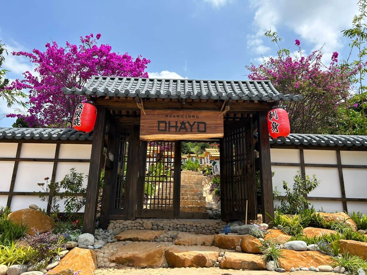 Khách tham quan chụp ảnh tại Hoàng Long Ohayo