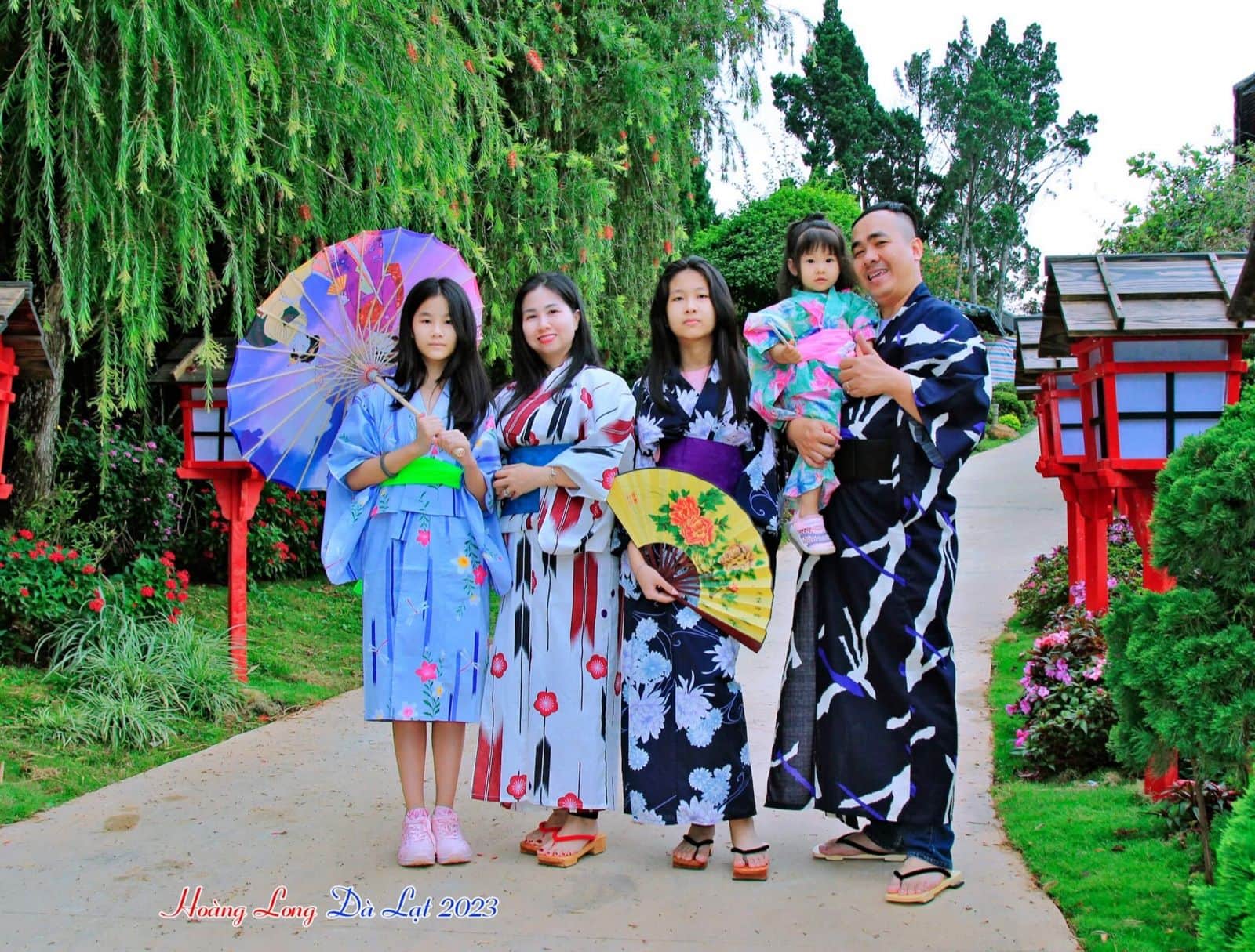Khách tham quan chụp ảnh tại Hoàng Long Ohayo