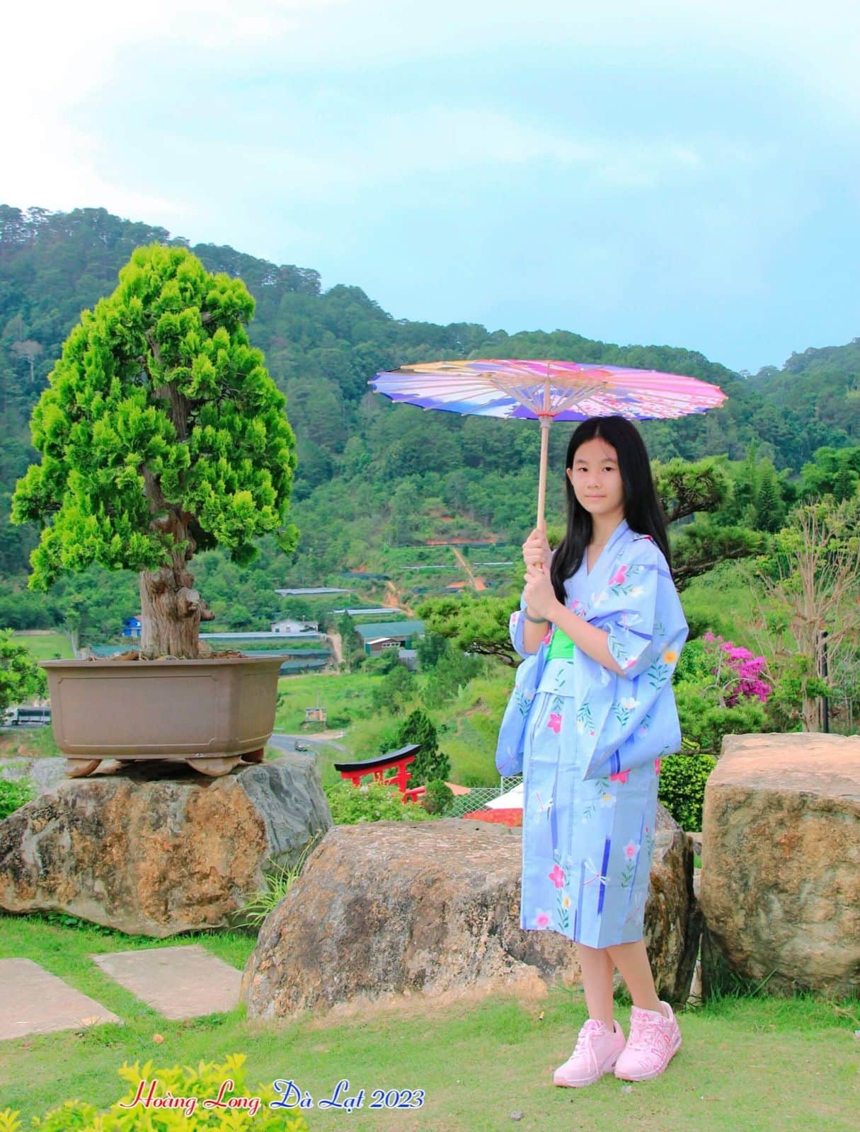 Khách tham quan chụp ảnh tại Hoàng Long Ohayo